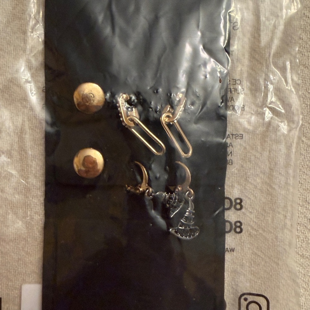 8 other reasons Oblong mini hoop with Elphaba charms - Picture 3 of 6